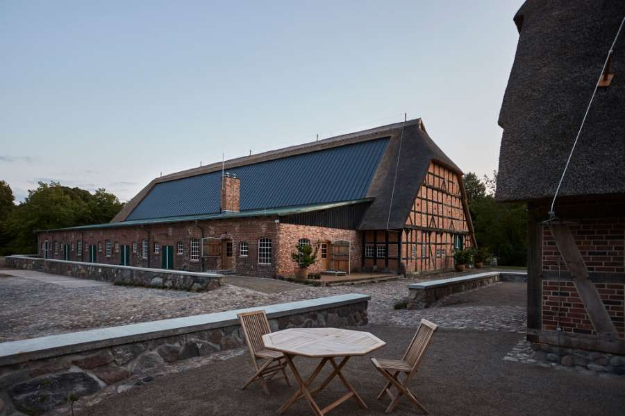 Vergangenheit und Zukunft vereint mit Stahlprofilen, Gut Damp in 24351 Damp